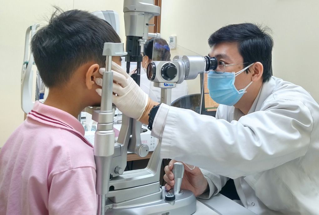 Có phải người lớn mắc đau mắt đỏ thường nặng hơn trẻ em?