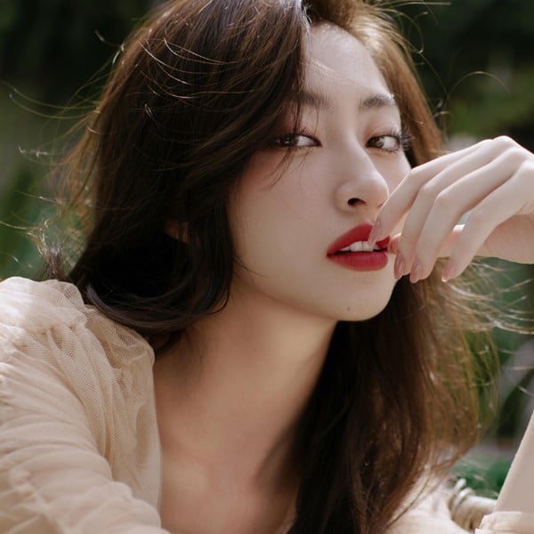 Hoa hậu Lương Thùy Linh tiết lộ cách chăm sóc da không bắt nắng và luôn đẹp dù phải thường xuyên trang điểm